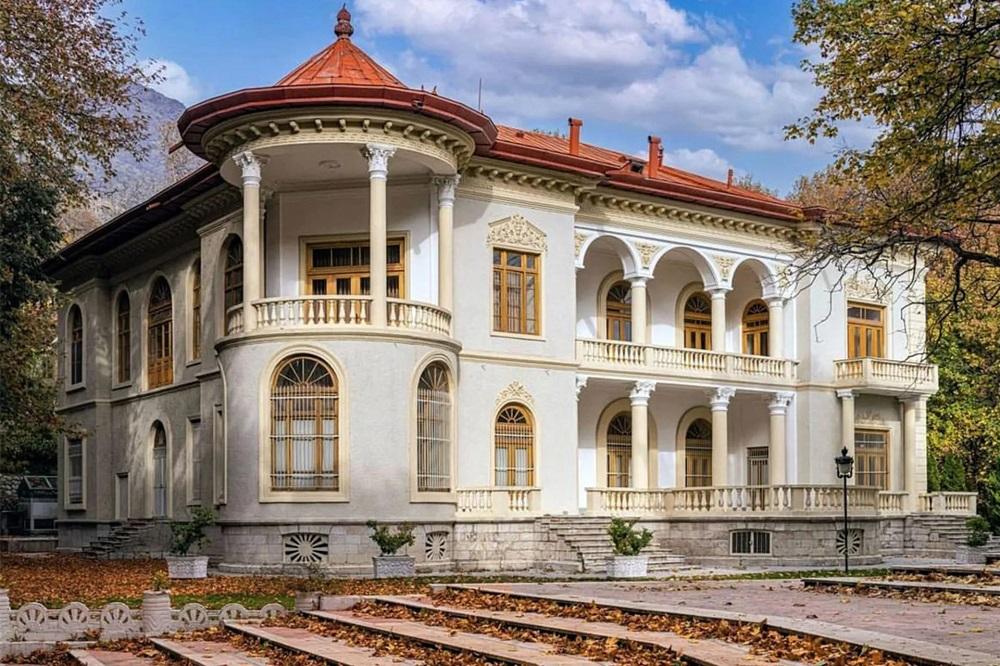 نمایی از کاخ سعدآباد در پاییز